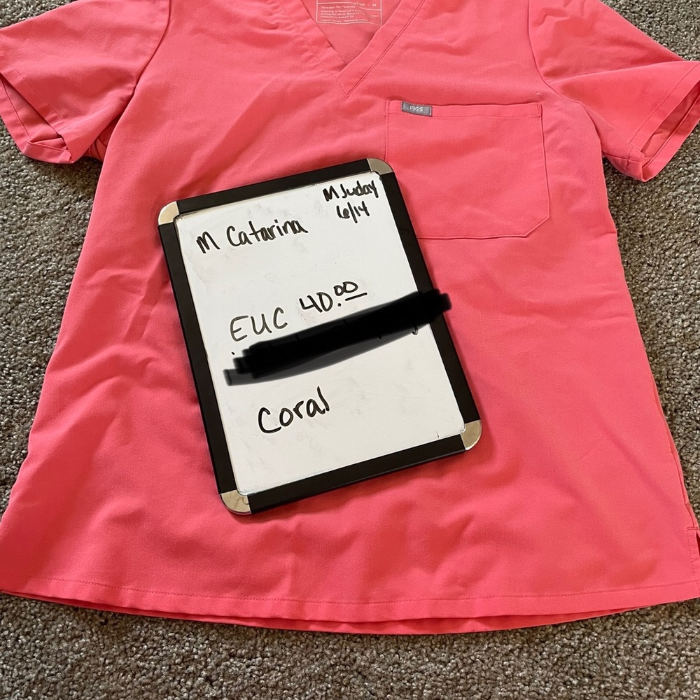 Figs scrub top color coral